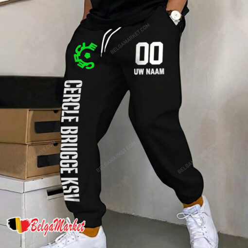 Cercle Brugge KSV – Joggingbroek nieuwe editie met aangepaste naam nummer Cercle Brugge KSV – Joggingbroek nieuwe editie met aangepaste naam nummer