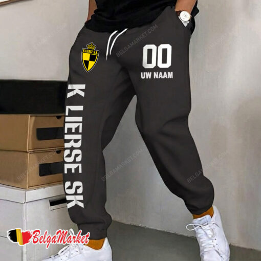 K Lierse SK – Joggingbroek nieuwe editie met aangepaste naam nummer K Lierse SK – Joggingbroek nieuwe editie met aangepaste naam nummer