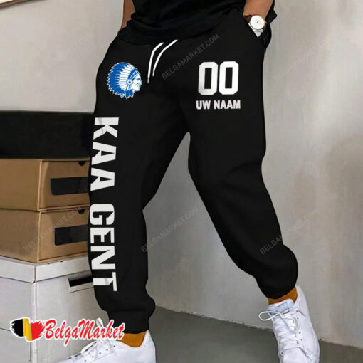 KAA Gent – Joggingbroek nieuwe editie met aangepaste naam nummer KAA Gent – Joggingbroek nieuwe editie met aangepaste naam nummer