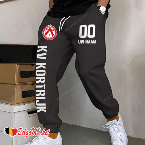 KV Kortrijk – Joggingbroek nieuwe editie met aangepaste naam nummer KV Kortrijk – Joggingbroek nieuwe editie met aangepaste naam nummer