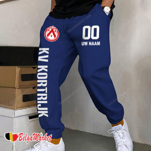 KV Kortrijk – Joggingbroek nieuwe editie met aangepaste naam nummer KV Kortrijk – Joggingbroek nieuwe editie met aangepaste naam nummer